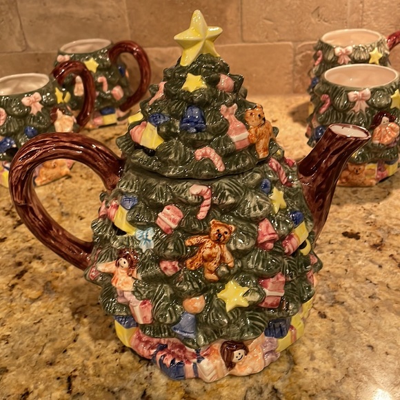 Enesco Christmas Tree Teapot and 4 Matching Mugs. New - Never Used. - Picture 6 of 16